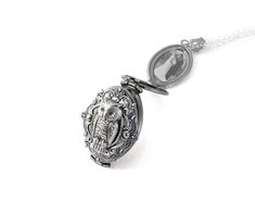 The antique style silver plated floral engraved locket is 30mmx20mm. The antique style silver pattern the back of this locket. The locket is connected to a 24 inch chain by a rosary style connector. The little butterfly is vary detailed, The locket is oval in shape and has a lace filigree edging that frames the outside. Locket size :35 mm x 20 mm that opens to hold 4 photos The antique silver plated floral engraved locket is 35x20mm. The silver plated tree adorns the back of this locket. The loc Vintage Necklace With Engraving Option For Keepsake, Vintage Silver Personalized Necklaces, Vintage Personalized Silver Necklace, Personalized Vintage Silver Necklace, Personalized Metal Pendant Locket Necklace, Victorian Locket Necklace With Charms For Gift, Antique Silver Locket Necklace For Vintage Collection, Antique Silver Vintage Charm Locket Necklace, Silver Cameo Jewelry For Memorial