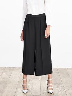 BR Monogram Pleated Wide-Leg Crop | Banana Republic Essential Outfits, Legs Outfit, Square Pants, Wide Leg Cropped Pants, Business Professional, Baggy Pants, Pantalon Large, Professional Outfits, Classic Outfits