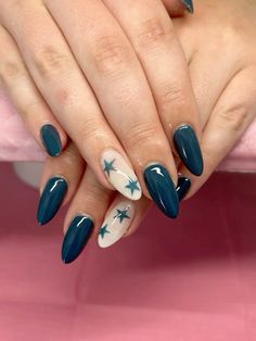 Gel Nail Star Designs, Gel Nail Designs Dark Blue, Hoco Nails Inspiration, Real Nail Ideas Short, Funky Nail Ideas Almond, Blue With White Stars Nails, Accent Fingernail Designs, How To Star Nails