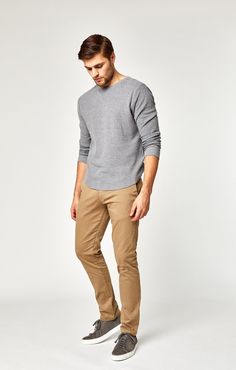 Mens Khakis Outfit Casual, Kakhi Pants Outfit Mens Casual, Mens Light Wash Jeans Outfit, Mens Minimalist Wardrobe, Simple Style Outfits Minimal Classic, Minimalist Fashion Men