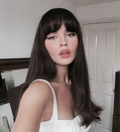 Brunette Bangs Long Hair, Brunette Fringe, Brunette Bangs, Hair Wings, Model Tips, Long Hair With Bangs, Retro Hairstyles, Dakota Johnson, Brunette Hair