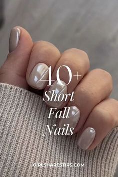 Best Fall Dip Nail Colors, Transitioning Into Fall Nails, Nails For Terracotta Dress, Off White Fall Nails, Elegant Dip Nail Designs, Fall Minimal Nails, Fall Transitional Nails, Short Nails September, Transition Into Fall Nails