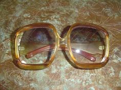 Diy Glasses, Brown Glasses, Unique Accessories, Vintage Sunglasses, Mode Inspo, Look At You, Sunglasses Vintage, 70s Fashion, Fashion Killa