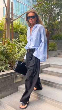 Blue Shirt Outfits Women, Blue Shirt Women Outfit, Business Casual Outfits For Women Fall, Blue Oversized Shirt, Mode Coachella, Corporate Girlie, Boyfriend Shirts, Summer Moodboard, Stile Casual Chic