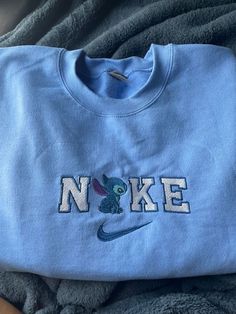 Nike Crewneck Sweatshirt, Stitch Sweatshirt, Aesthetic Sweaters, Trendy Shirt Designs, Stitch Clothes, Diy Sweatshirt