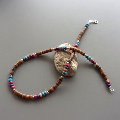 Collier artisanal de 47 cm de long, dans de jolis tons pleins de gaietéchaque groupe de pierres fines comprend une rondelle de véritable turquoise bleue, de lapis lazuli et de jaspe bleu, orange et rouge carmin et est entouré de perles couleur vieil argent.les rondelles de nacre caramel lumineux sont découpées de façon artisanale et présentent de petites irrégularités de forme et de couleur, c'est ce qui fait leur charme.le fermoir poinçonné et son anneau sont en argent 925.diamètre des pierres Lapis Lazuli, Beaded Bracelets, Turquoise