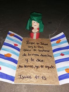 a paper bag with a child's graduation cap on it and a message written in spanish