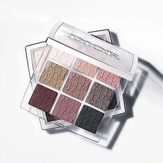 Dior hat eine neue Dior Backstage Eye Palette herausgebracht. Sie trägt den Namen 002 Smoky Essentials. Es gibt bereits eine Palette mit der Nummer 002, die Cool Neutrals. Dior hatte bereits Im Mai letzten Jahres die 001 neu aufgelegt. Die alten Backstage Paletten enthielten immer einen creme Primer, das haben die neuen Paletten nicht mehr. […] Alle Infos dazu findest du hier >>> Dior Backstage Eye Palette in 002 Smoky Essentials. Eye Palette, Dior