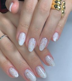 Unhascurtas/Unhaspequenas brancas/Unhasdecoradas/unhabranca Nails White And Gold, Nails Yellow, Hippie Nails, Subtle Nails, Simple Gel Nails, Casual Nails, Pearl Nails, Cute Gel Nails