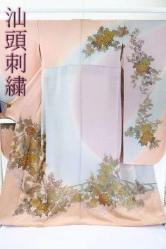 This Furisode (long-sleeved kimono) has a gradation ground of light wisteria, light pink, and light blue-gray, and is decorated with floral patterns and court carriage embroidery by Shantou embroidery. Shantou embroidery is one of the three major embroideries in China. It is a gorgeous and elegant item. Body length (from the shoulder): approx. 164.5 cm (body length cannot be taken out) Sleeve length: about 112.0cm length from sleeve to sleeve: approx. 69.0 cm (the sleeve back cannot be made longer than the length from the sleeve to the end of the sleeve) Front width: about 23.5cm / Back width: about 30.5cm Material: Pure Silk Condition:Please see photos. ☆ Furisode" symbolizes youthfulness and glamour, and it is considered a garment to make oneself look beautiful. It is characterized by go Embroidery Flower Design, Long Sleeve Kimono, Luxurious Wedding, Japanese Patterns, Silk Flower, Japanese Kimono, Japanese Culture, Wisteria, Gorgeous Design