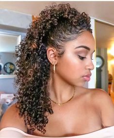 We live in an era where crochet and curly hairstyles is no longer reserved just for women from the African-American Vacation Hair, Ghana Weaving, Hairstyles For Ladies, Girly Hairstyles, 4a Hair, Summer Braids, Curly Crochet Hair Styles, Styles Ideas, Pelo Afro