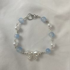 Jewelry Aesthetic Beads, Beaded Charm Bracelets, Bracelets Inspo Beads, Bracelet Pearl Ideas, Pearl Bracelets Ideas, Pearl Bracelet Diy Handmade Jewelry, Blue Bracelet Beads, Bracelet Ideas Seed Beads