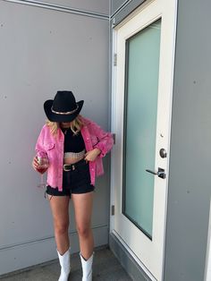 Pink And Black Western Outfit, Bichota Concert Outfit, Country Concert Festival Outfit, Disco Cowgirl Outfit Ideas, Pink Cowgirl Aesthetic Outfit, Cowgirl Outfits Carnaval, Outfit Cowgirl Party, Pink Rodeo Outfit, Birthday Cowgirl Outfit