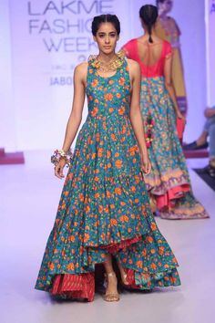 Lakmé Fashion Week – JABONG PRESENTS SANGRIA Layered Suit, Shalwar Designs, Vestidos Maxi, Desi Dress, Kurti Style, Iranian Fashion, Long Frock, Kurta Style, Anarkali Kurti