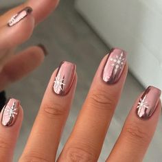 Charlotte Herberts on Instagram: "Chrome Snowflakes❄️🎀❄️ @glossifyofficial @homeofnailart @nails_luxeofficial @lucypastorellitools_ #chromenails #pinknails #christmasnails #snowflakenails #cutenails #pinkchrome" Snowflake Nails Ideas, Chrome December Nails, Christmas Nail Chrome, Chrome Nails For Christmas, Chrome Nails With Snowflakes, Chrome Xmas Nails, 2024 Nails Winter, Chrome Nails Winter, Chrome Snowflake Nails