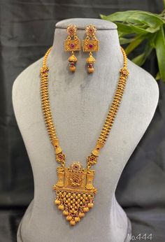 Long Haram Gold Temple Jewellery Designs, Maharani Haar Gold, Unique Gold Necklace Designs, Long Gold Necklace Indian, Long Necklace Gold Indian, Maharani Necklace, Ruby Necklace Designs, Gold Jewelry Prom, Haram Designs