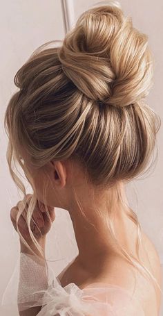 High Bun Hairstyles, Makeup Bridesmaid, Banana Hair Clips, Hair Set, Updo Hairstyle, High Bun, Bun Hairstyle