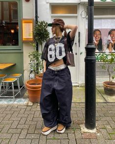 How To Style Oversized Jersey, Streetwear Fashion Women Aesthetic, Streetwear Inspo Women, Hairstyles With A Scarf, Aesthetic Printemps, Streetwear Fashion Women Street Styles, Fashion Outfits Streetwear, Streetwear Women Outfits