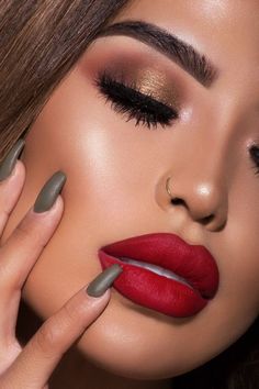 @dashaybrand Makeup Bibir, Makeup Cantik, Peekaboo Highlights, Lip Lipstick, Video Makeup, Christmas Makeup Look, Red Lip Makeup, Beauty Make-up, Makijaż Smokey Eye