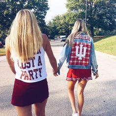 @fashiionbabee Homecoming Tailgate Outfit, Tailgate Outfit College, College Homecoming, College Tailgate, Cheerleader Skirt, Diy College