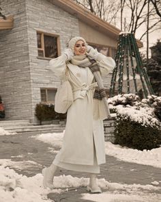 Hijab Winter Style, Girly Fashion Classy, Paris Trip Outfits, Winter Hijab, White Dress Winter, Simple Winter Outfits, Hijab Fashion Summer, Winter Ootd