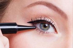 Perfect 'puppy eyes' in 6 simple steps Puppy Dog Eyeliner, Dog Eyeliner, Puppy Eyes Makeup, Puppy Eyeliner, Dry Eyes Causes, Purple Eyeliner, How To Do Eyeliner, Korean Makeup Look, Beginner Makeup