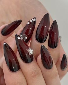 amamos los sets vampíricos, si o no??? 😮‍💨 Link de reservas en bio!! Vamp Nails, Heavenly Nails, Blush Nails, Dark Nails, Nail Studio, April 27, Dream Nails, Chic Nails, Artificial Nails