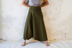 A High-Quality Natural Cotton Harem Pants, Boho Clothing Fashion, Hand Made Out of Amazing Lycra, Beautiful Loose Pants, Yoga Pants Perfect for the up-and-coming season. These beautiful and elegant boho-chic olive green harem pants are the perfect style for your everyday visit to a café, a good yoga session, as well as a quick visit to a festival nearby. A unique and gorgeous loose harem cut pants, perfectly tailored to fit and compliment all body types, from size small to size large. It is loos Cotton Harem Pants, Boho Mode, Pants Boho, Natural Clothing, Pants Baggy, Bohemian Summer, Mode Boho, Pants Loose, Baggy Pants