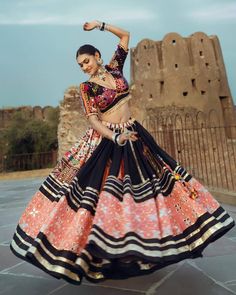 Garba Outfit Gujarati, Black Chaniya Choli For Navratri, Gujarati Lehenga, Choli Black, Gujarati Garba, Garba Navratri, Navratri Outfits, Pakistani Bridal Lehenga, Garba Outfit