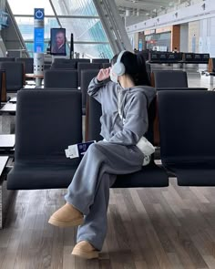 Uzzlang Airport, Korean Airport Fashion Winter, Airport Aesthetic Korea, Airport Outfit Aesthetic Winter, Airport Fashion Comfy, Airport Fits Winter, Comfy Airport Outfit Aesthetic, Airport Outfit Comfy Winter, Hoodie Airport Outfit