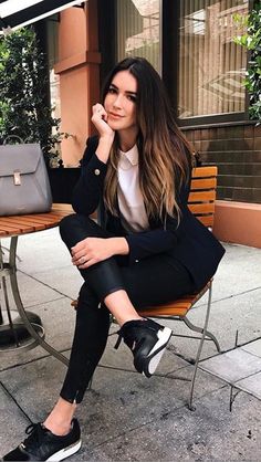 20 Office Outfits Women To Rock This Winter #style #fashion #outfits #instagram Casual Chic Spring, Outfit Chic, Office Outfits Women, Foto Poses, Trending Fashion Outfits, Outfit Trends, Chic Outfit