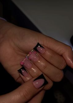 @lynn_nailed.it on ig Black Short Square Nails Ideas, Cute Short Bling Nails, Nails Short Acrylic Black, Short Square Acrylic Nails Designs Black, Black Short Nails With Design, Nail Inspo Black Girls Short, Blinged Out Short Nails, Shorties Nails Black French Tip, Shorties Nails Black