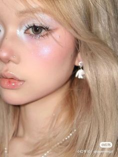 White Fairy Makeup, White Mascara Makeup, White Mascara Looks, Ethereal Aesthetic Makeup, Mermaidcore Makeup, Glitter Eyeshadow Looks, White Mascara, White Eye Makeup, Bold Eyeshadow