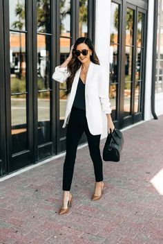 Best Boss Girl Outfits - 10 Ways to Dress Like a Boss Lady White Blazer Outfits, White Outfits For Women, Blazer Outfits Casual, Blazer Outfits For Women, Office Chic, Blazer Outfit, Cooler Look, Outfit Trends, Workwear Fashion