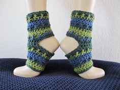 Yoga Socks keep your toes and heels free to exercise as well as to stroll and yes, dance around the house. They are surprisingly cozy and hopelessly cute. You may wonder how you lived without these comfy little ankle warmers! The use of overlay crochet blends the colors and adds great texture. If you have never tried overlay crochet, this is the perfect introduction. One size fits most, but once you read through the pattern, you'll realize how easy they are to customize to any size foot. So let' Crochet Yoga Socks, Yoga Socks Pattern, Crochet Yoga, Ankle Warmers, Overlay Crochet, Crochet Baby Socks, Beginning Crochet, Crochet Socks Pattern, Knitting Hacks