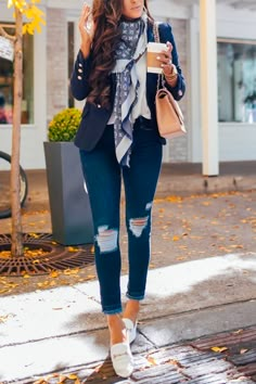 How to Style a Blazer for a business and casual style. What to wear on a business trip on Fall season. Emily Ann Gemma, The Sweetest Thing Blog. Follow the links and dress like me. #travelblogger #traveloutfit #fallstyle #casualstyle #businessoutfit #EmilyAnnGemma Style A Blazer, Emily Ann Gemma, The Sweetest Thing Blog, Lv Scarf, Emily Ann, Looks Jeans, The Sweetest Thing, Sweetest Thing, Mode Casual