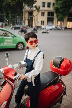 Jesse Mei Li Short Hair, Pixie Cut Outfits, Short Hair Outfits, Pixie Haircut Styles, Pixie Outfit, Simplicity Fashion, Really Short Hair, Fairy Hair, Boring Hair