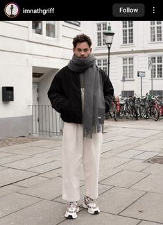 Street Style London 2024, Scarf Man Outfit, Scarf Outfits Men, Men’s Scarf Outfit, Man Winter Style, Winter Look Men, Masc Winter Outfit, Gray Scarf Outfit