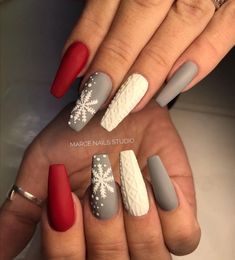 Nail Art Designs Halloween, Frosted Nails, Nails With Snowflakes, Winter Nails 2023, Christmas Sweater Nails, Nails 2023 Trends, Christmas Nail Ideas, Nail Art Halloween, Gold Glitter Nails