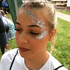 Face Painting Glitter Festival, Mermaid Face Glitter, Simple Face Glitter, Face And Body Glitter Ideas, Face Paint With Glitter, How To Get Glitter To Stick To Skin, Festival Face Glitter Ideas, Glitter Placement Face, Face Glitter Designs