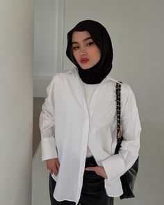 Hijab Topi, White Blouse Outfit, White Tops Outfit, Stylish Street Style, Fashion Evolution, Hijab Fashion Summer, Gamis Dress, Simple Style Outfits, Street Hijab Fashion