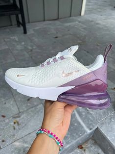 Classy Outfits With Sneakers, Dress Up With Sneakers, Classy Sneakers, Outfits With Sneakers, Wallpaper Nike, Nike Shoes Women Fashion, Gymnastics Shoes, Girl Sneakers