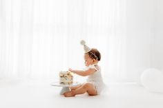 Timeless 1st Birthday Photos, One Year Old Picture Ideas Indoor, One Year Old Photoshoot Studio, Minimal First Birthday Photoshoot, Minimalist One Year Old Photoshoot, One Cake Smash, Smash Cake First Birthday, Bday Pics, Baby Birthday Photoshoot