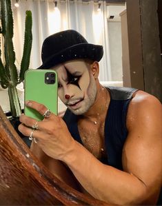 Maquiagem hallowen masculino #maquiagemhalloween #terror #diadasbruxas #halloween #halloweenmakeup Masculine Halloween Makeup, Male Makeup Halloween, Simple Male Halloween Makeup, Scary Male Makeup, Men’s Halloween Skull Makeup, Fantasias Halloween, Halloween Makeup, Mens Sunglasses, Sunglasses