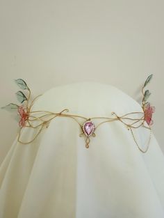 Rose and leaf vibe handmade crown. Made of aluminum wire. It is quite delicate, let's not forget that it is made of wires that can be bent easily, careful use is required. Combined with resin flowers and leaves. Rose Tiara, Elf Tiara, Elf Crown, Elven Tiara, Handmade Crown, Crown Pink, Fairy Crown, Rose Crown, Gold Tiara