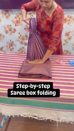 Saree Plates, Saree Box Folding, Saree Folding, Saree Tips, Saree Drapes, Lace Blouse Design, Box Folding, Pleated Saree