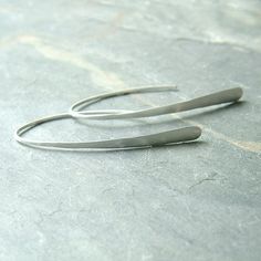 Jewellery Minimal, Minimalist Earrings Silver, Simple Silver Earrings, Modern Hoop Earrings, Ear Threader, Silver Threader Earrings, Long Silver Earrings, Minimal Earrings