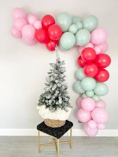 a balloon arch with a christmas tree on it