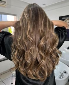 22-Zoll-Brown-Balayage-Spitze-Front-Perücke 100% Premium-Jungfrau-Menschenhaar-Perücke 150 Dichte gewellte blonde Highlights Perücke Unsere Premium-Linie von Perücken ist handgefertigt aus feinstem jungfräulichem Haar. Jede Perücke ist handgenäht und von Hand auf unsichtbarer HD-High-Definition-Spitze gebunden. Jedes Haar wird sichtbar sein, das von deiner Kopfhaut wächst. Wir färben jede Perücke individuell mit den neuesten Balayage-, Ombré-, Baby Lights- und Schattenwurzeltechniken. Wir sind M Wavy Blonde Highlights, Dreamy Aesthetic