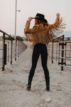 Cowgirl Jacket Outfit, Rock Cowgirl Aesthetic, 70s Cowgirl Outfit, Rocker Cowgirl Aesthetic, Cowgirl Fringe Outfits, Upscale Cowgirl, Modern Cowgirl Outfits Western Chic, Fringe Leather Jacket Outfit, Fringe Photoshoot